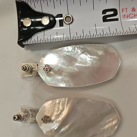 Kendra Scott Aragon Silver statement earrings in ivory mother of pearl - Picture 3 of 4